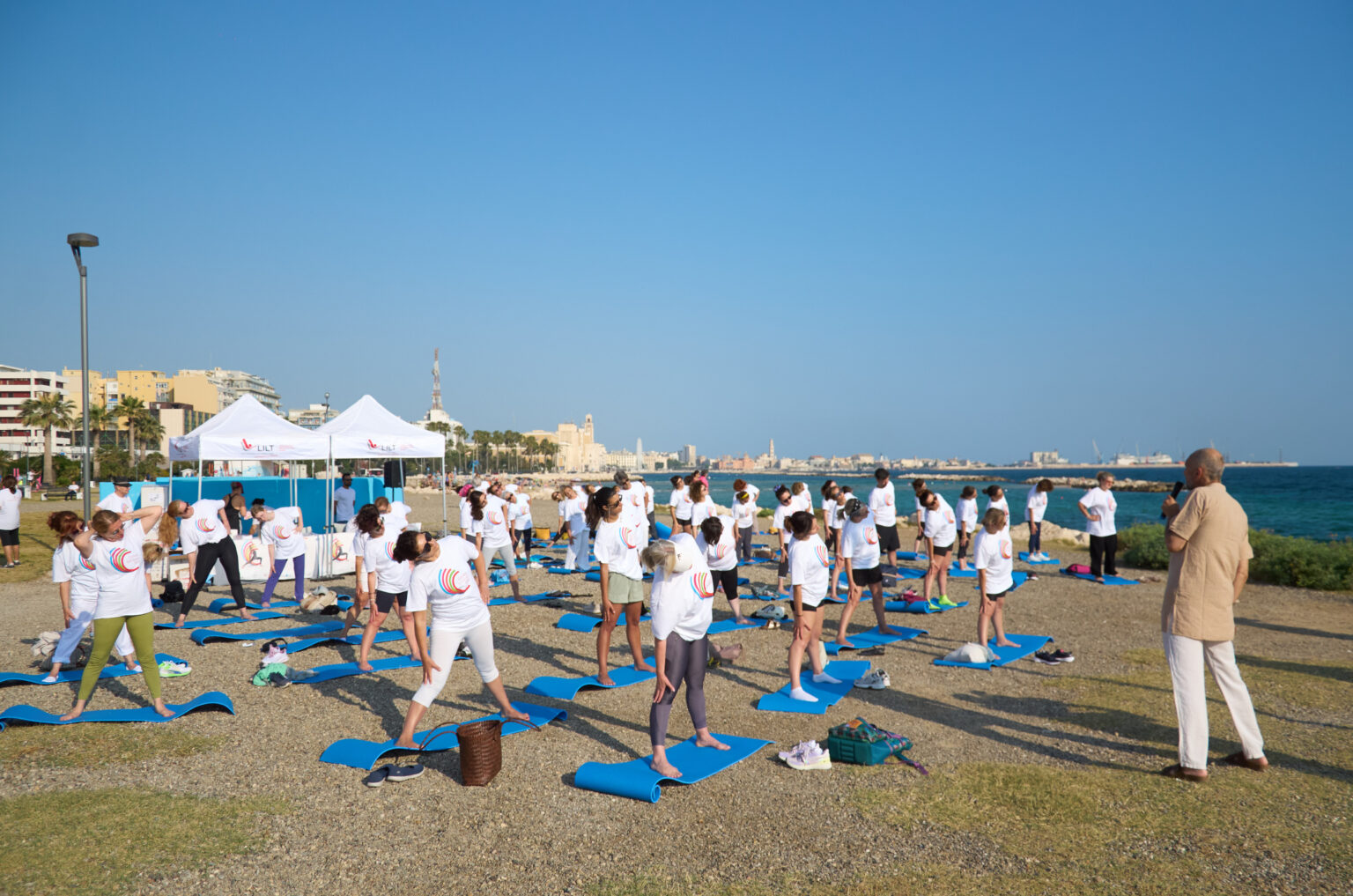 Hariki Yoga sulla spiaggia di Bari con i pazienti oncologici, organizzato da Lilt Bari e RespiriAmo Yoga